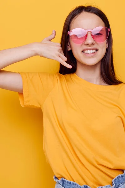 Jovem bela mulher em um amarelo t-shirt emoções verão estilo isolado fundo — Fotografia de Stock