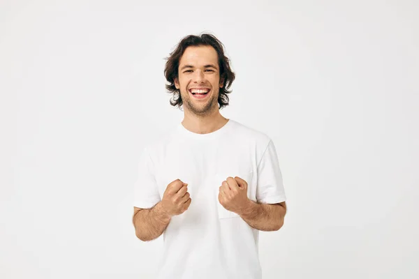 Ελκυστικός άντρας σε λευκό μπλουζάκι χειρονομία Lifestyle αναλλοίωτη — Φωτογραφία Αρχείου