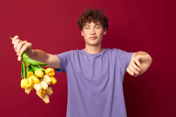 A young man red hair in casual wear bouquet of flowers gift isolated background unaltered — 图库照片