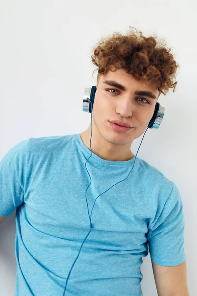 Jovem bonito em azul t-shirts fones de ouvido moda Estilo de vida inalterado — Fotografia de Stock