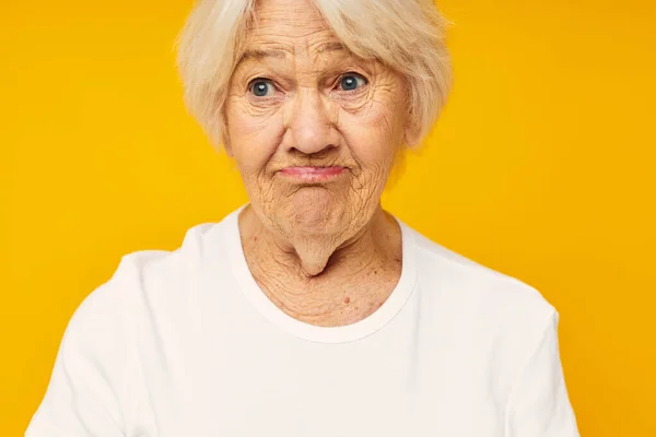 Sorridente donna anziana felice stile di vita gioia isolato sfondo — Foto Stock