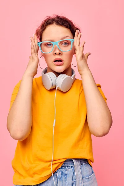 Lustige Mädchen Fratze Kopfhörer Musik Unterhaltungstechnologie rosa Hintergrund unverändert — Stockfoto