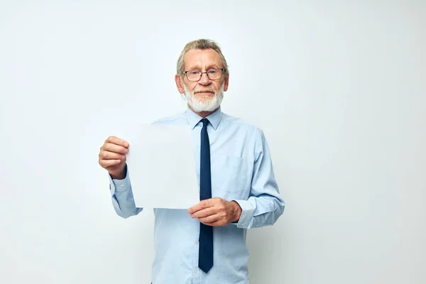 Старший седовласый мужчина в рубашке с галстуком копировальный лист бумаги изолированный фон — стоковое фото