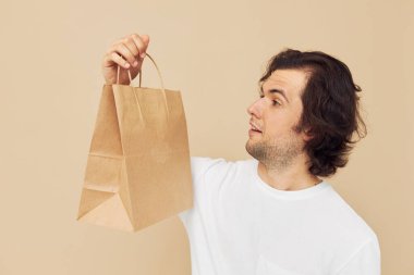 Yakışıklı, kağıttan bir torba, izole edilmiş arka plan.
