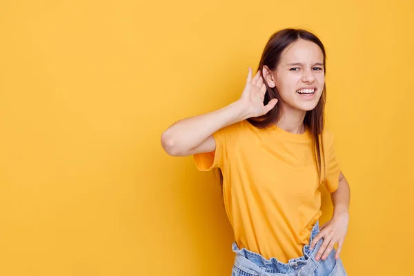 Attraktive Frau in einem gelben T-Shirt Emotionen Sommer Stil gelben Hintergrund — Stockfoto