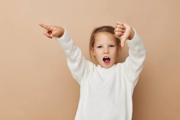 Retrato de niña feliz sonriente alegría posando emociones moda infancia inalterada —  Fotos de Stock