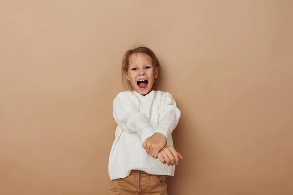 Mooi jong meisje kinderen stijl emoties leuk jeugd ongewijzigd — Stockfoto
