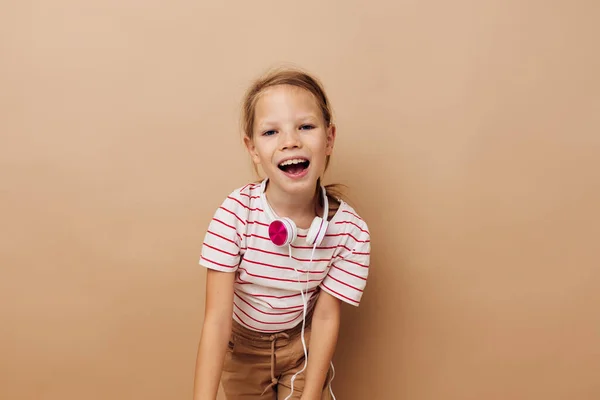 Uśmiechnięty słodkie dziewczyny słuchawki pozowanie technologii zabawy — Zdjęcie stockowe
