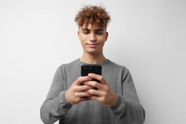 Telefonda konuşan müstehcen adam. Duyguları poz veriyor. Hayat tarzını değiştirmemiş.