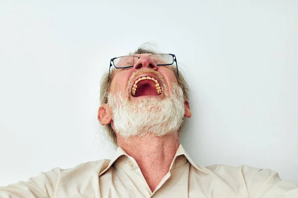 Portrét starší muž nosí brýle v košilích izolované pozadí — Stock fotografie