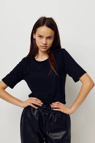 Ung kvinna långt hår svart t-shirt känslor Livsstil oförändrad — Stockfoto