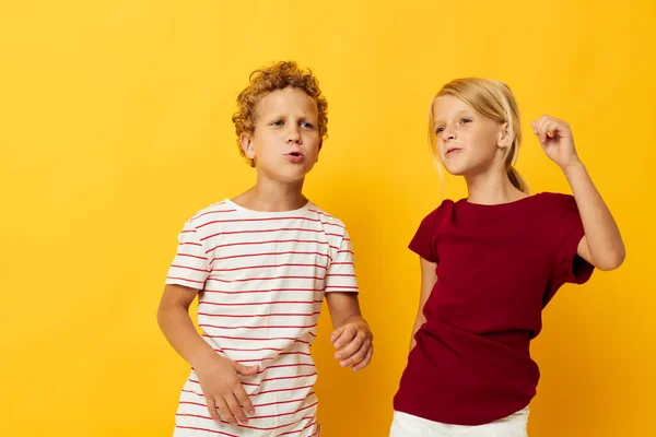 Dos niños alegres abrazos moda entretenimiento infantil aislado fondo — Foto de Stock