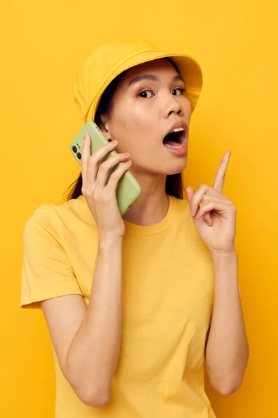 Donna con aspetto asiatico parlando al telefono posa moda Stile di vita inalterato — Foto Stock