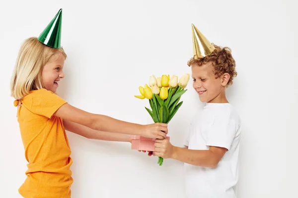 Αστεία παιδιά δώρο διακοπών λουλούδια διασκέδαση — Φωτογραφία Αρχείου