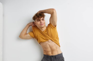 Sarı tişörtlü yakışıklı genç adam duygularının değişmediğini söylüyor.