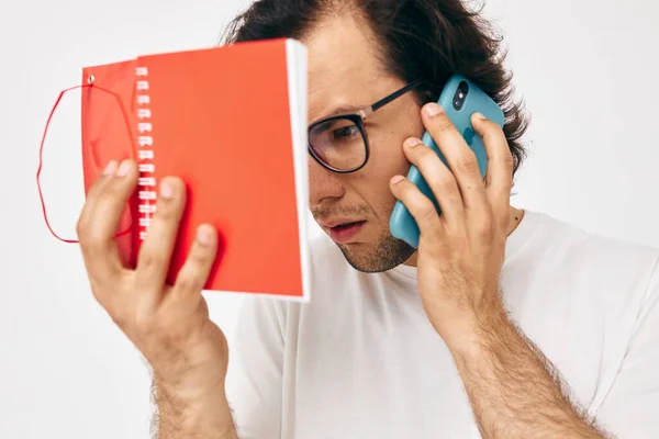 Veselý muž červená notepad telefon komunikace Životní styl beze změny — Stock fotografie