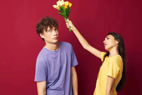 Roztomilý mladý pár kytice žlutých květin na základě přátelství izolované pozadí beze změny — Stock fotografie