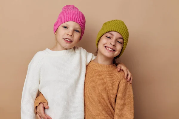 Twee kleine leuke meisjes leuk poseren mode — Stockfoto