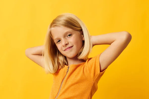 Chica rubia joven rubia pelo liso posando sonrisa divertido estilo de vida de la infancia inalterado — Foto de Stock