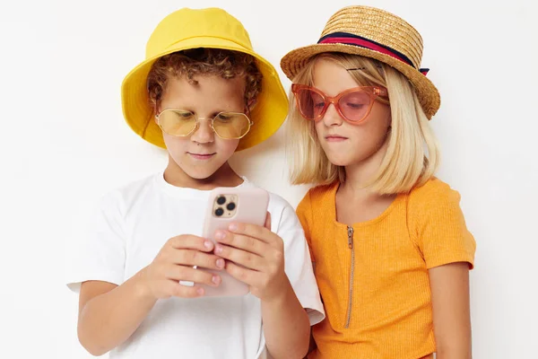 Ragazzo e ragazza con tecnologia di intrattenimento del telefono infanzia — Foto Stock