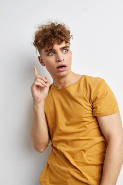 Sapık adam stüdyo gülümsemesi takınıyor.