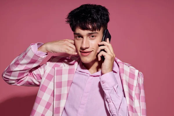 Retrato de um jovem xadrez blazer moda estilo moderno falando no estúdio modelo de telefone — Fotografia de Stock