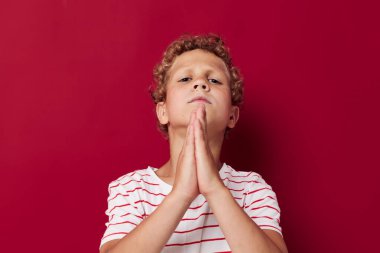 Kıvırcık saçlı, soyutlanmış arka planı olan küçük bir çocuk.