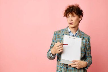 Ekose ceketli genç bir kıvırcık adamın portresi. Kopya uzay klasörü. Değiştirilmemiş arka plan.