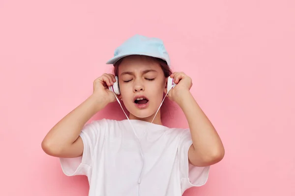 Όμορφη νεαρή κοπέλα φορώντας ακουστικά θέτουν συναισθήματα απομονωμένη φόντο — Φωτογραφία Αρχείου