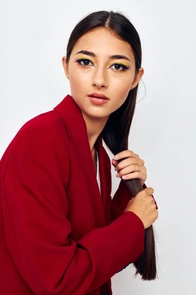 Красива брюнетка яскравий макіяж червона куртка позує студійну модель незмінна — стокове фото