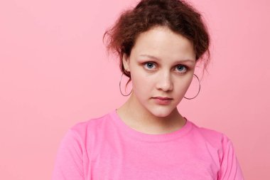 Süslü genç kız modeli elleriyle dekorasyon jesti Stüdyo Modeli değiştirilmemiş