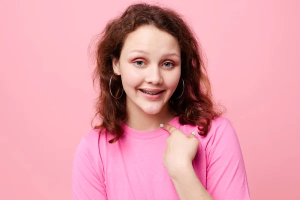 Νεαρή γυναίκα Νεολαία ρούχα που θέτουν μοντέρνο στυλ ροζ χρώμα φόντο αναλλοίωτη — Φωτογραφία Αρχείου