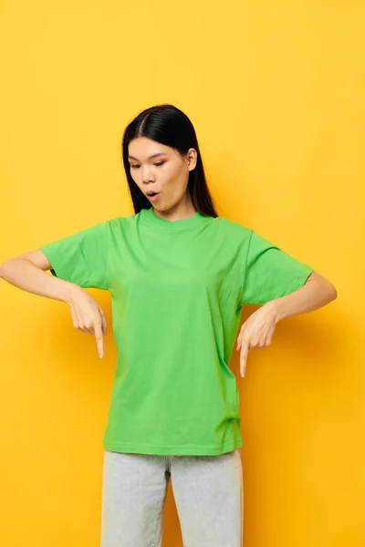 Retrato Asiático bela jovem posando em verde t-shirt emoções cópia-espaço estúdio modelo inalterado — Fotografia de Stock