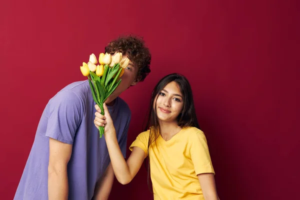 Portrait of a man and a woman bouquet of flowers gift romance background unaltered — Stock fotografie