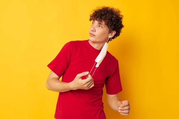 Jonge krullende man in een rood t-shirt medische masker bescherming Lifestyle ongewijzigd — Stockfoto