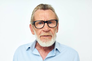 Yaşlı, kır saçlı, erkek yaşam tarzı, el hareketi, izole bir arka plan.