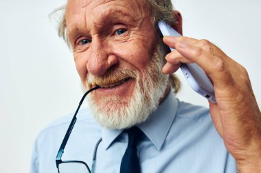 Mutlu son sınıf öğrencisinin portresi telefon görüşmeleri gözlüğü resmi ışık arkaplan