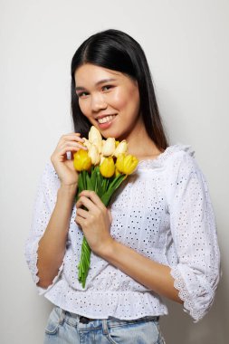 Beyaz gömlekli güzel bir esmer. Çiçekler bahar mevsimi. Yaşam tarzını değiştirmemiş.