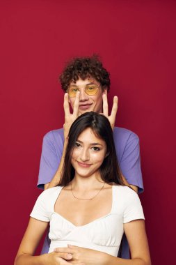 genç bir çift yaz stili moda duyguları kırmızı arka plan