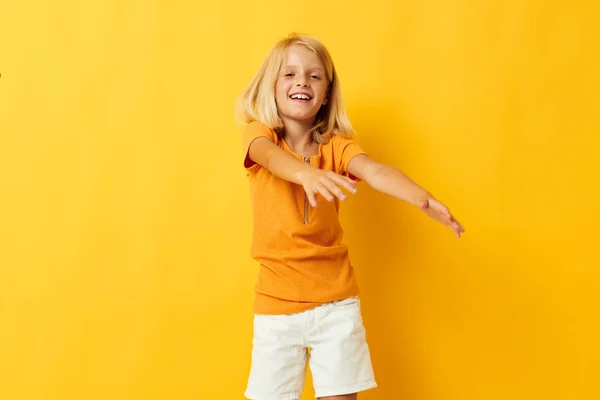 Criança menina sorriso mão gestos posando casual desgaste divertido cor fundo inalterado — Fotografia de Stock