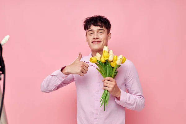 Гарний хлопець букет квітів побачення романтика позує ізольований фон незмінний — стокове фото