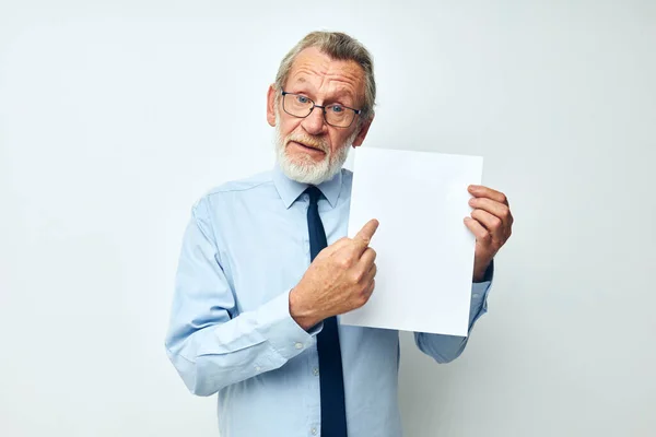 Пожилой человек с документами на бумажном фоне — стоковое фото