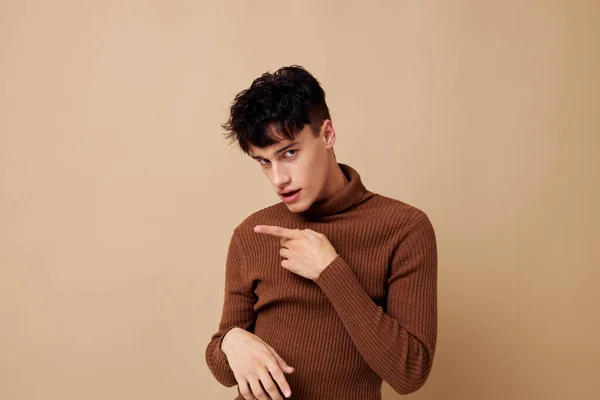 Портрет молодого чоловіка, що позує в коричневому светрі впевненість у собі мода стиль життя незмінний — стокове фото