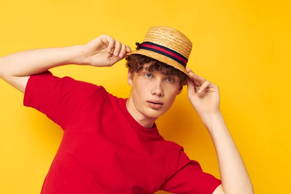 Portrét mladého kudrnatého muže v červeném tričku s módním kloboukem Životní styl beze změny — Stock fotografie