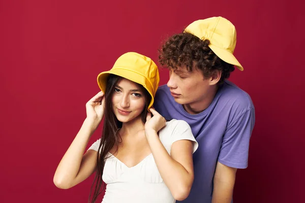 Jonge man en meisje staan zij aan zij mode moderne stijl huis plezier geïsoleerde achtergrond — Stockfoto