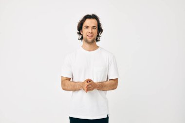 Beyaz t-shirtlü neşeli adam. Moda, değişmemiş yaşam tarzı.