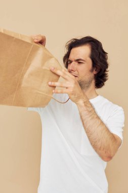 Yakışıklı, kağıt çantalı, hayat tarzını değiştirmeyen duygular.