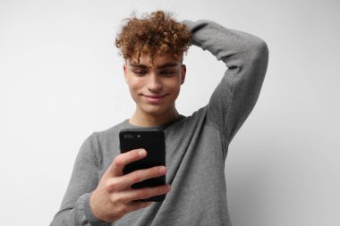 Telefonda konuşan müstehcen adam. Duyguları poz veriyor. Hayat tarzını değiştirmemiş.