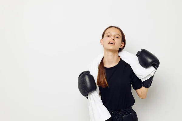 Jonge vrouw met handdoek boksen zwarte handschoenen poseren sport Lifestyle ongewijzigd — Stockfoto