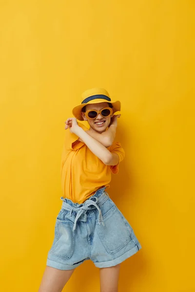 Ung kvinna mode i gul t-shirt poserar mode i Panama gul bakgrund — Stockfoto